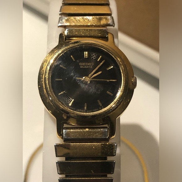 Seiko Vintage Gold and Black Tone Watch - Picture 6 of 9